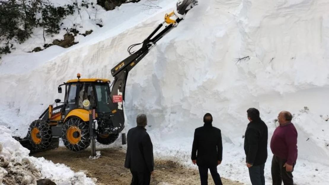 Kar kürümeye gelen kepçe, 3 metre kar kalınlığının içinde kayboldu