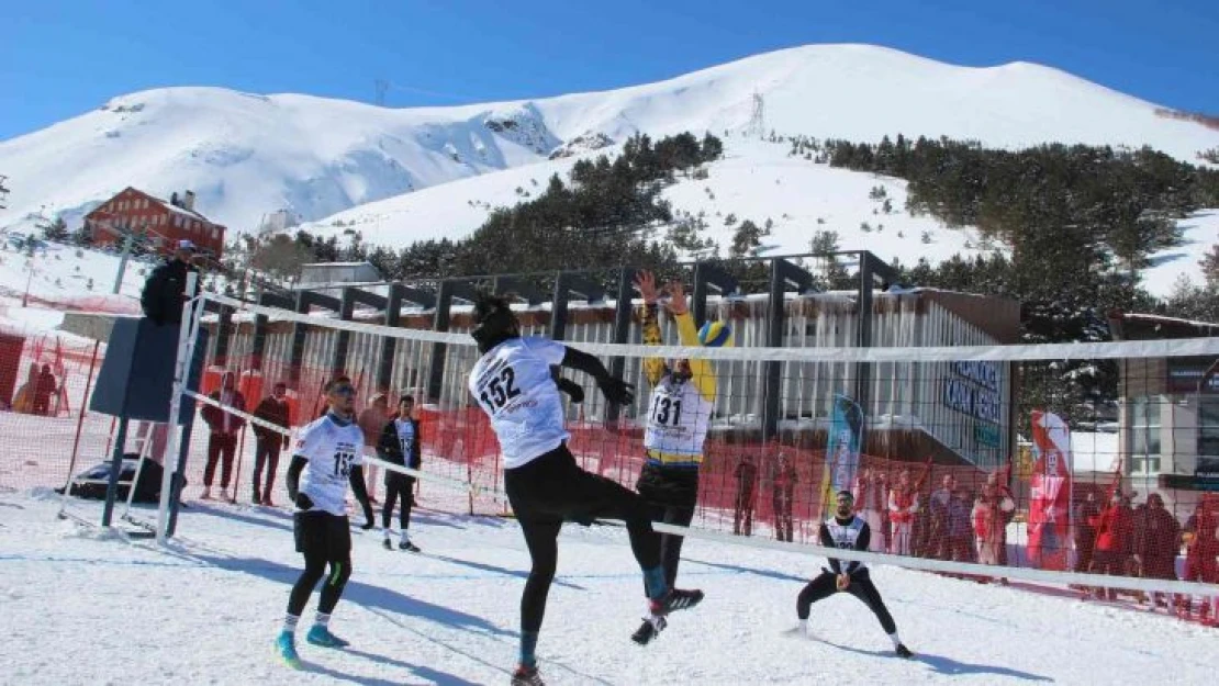 Kar üstünde voleybol nefesleri kesiyor