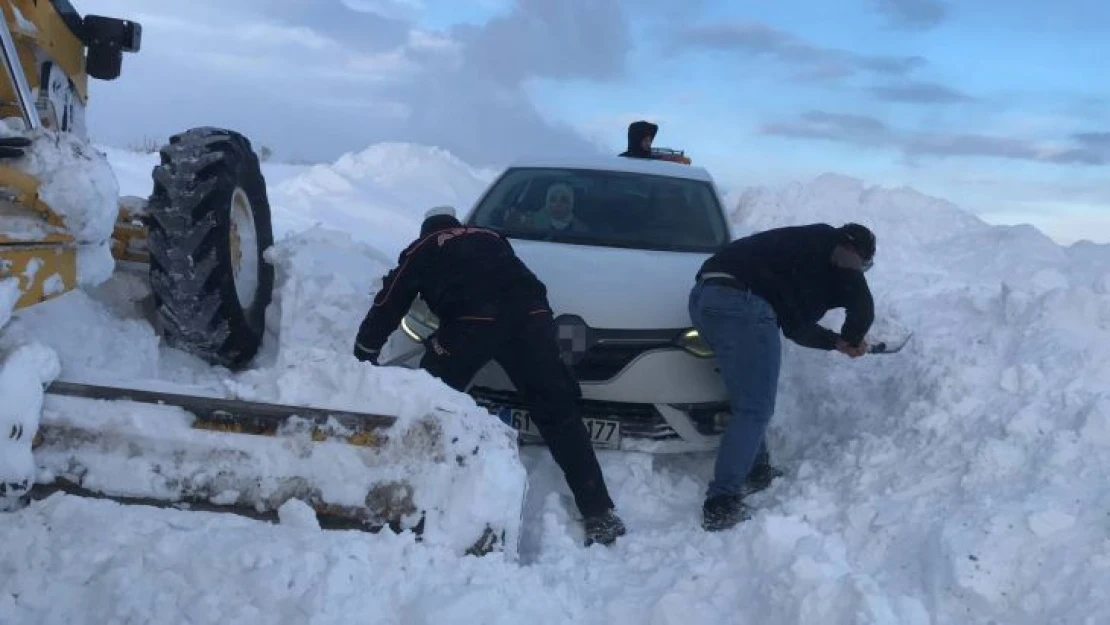 Kar ve tipiden kapanan yolda mahsur kalan Kuveytli 2 turist kurtarıldı