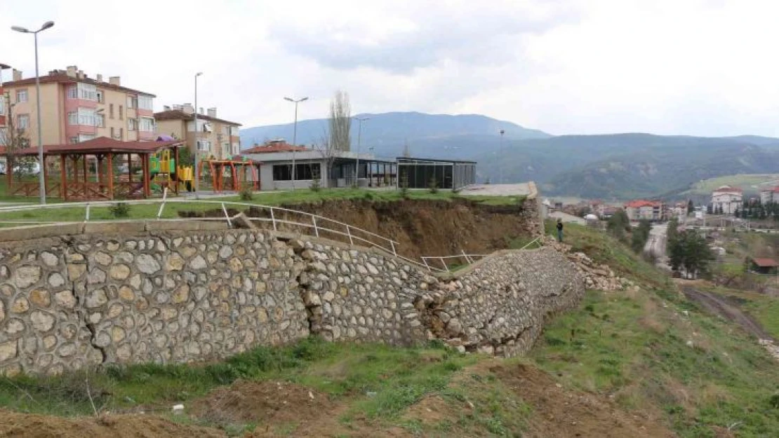 Karabük'te çocuk parkında korkutan heyelan