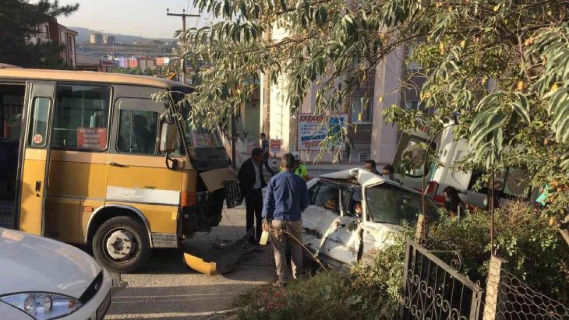 Karabük'te dolmuş otomobille çarpıştı: 2 yaralı