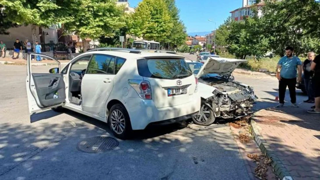 Karabük'te iki otomobil çarpıştı: 4 yaralı