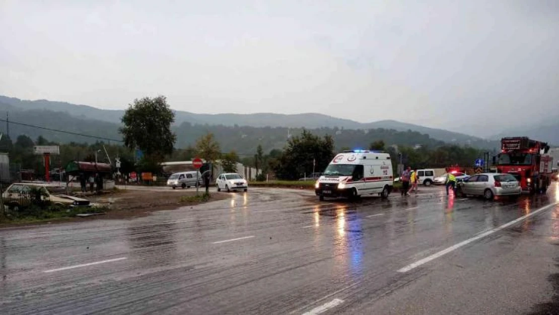 Karabük'te iki otomobil çarpıştı: 2 ağır yaralı