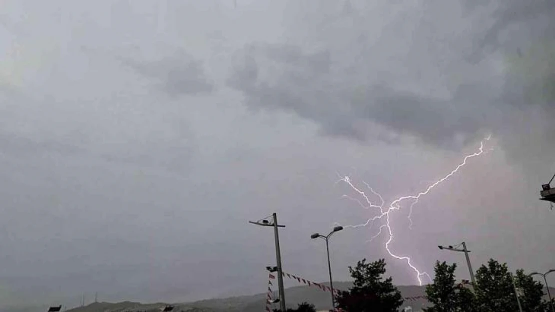 Karabük'te şimşekler görsel şölen sundu