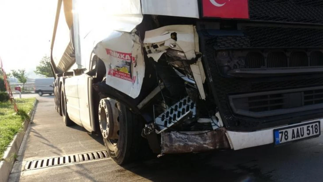 Karabük'te tır otomobille çarpıştı: 3 yaralı