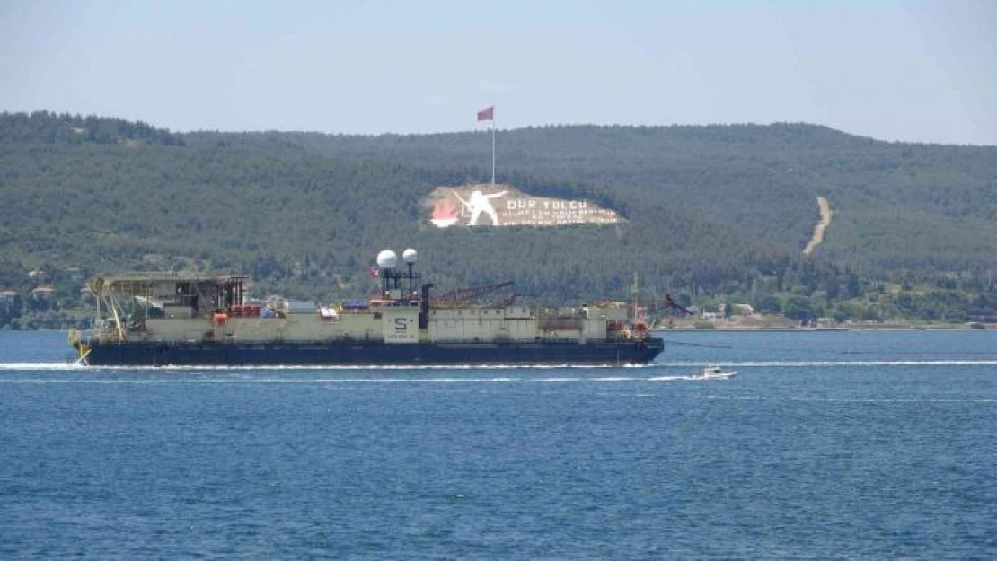 Karadeniz'de bulunan doğalgazın taşınması için sığ denizlere boru serpecek olan 'Castoro 10' isimli gemi Çanakkale Boğazı'ndan geçti