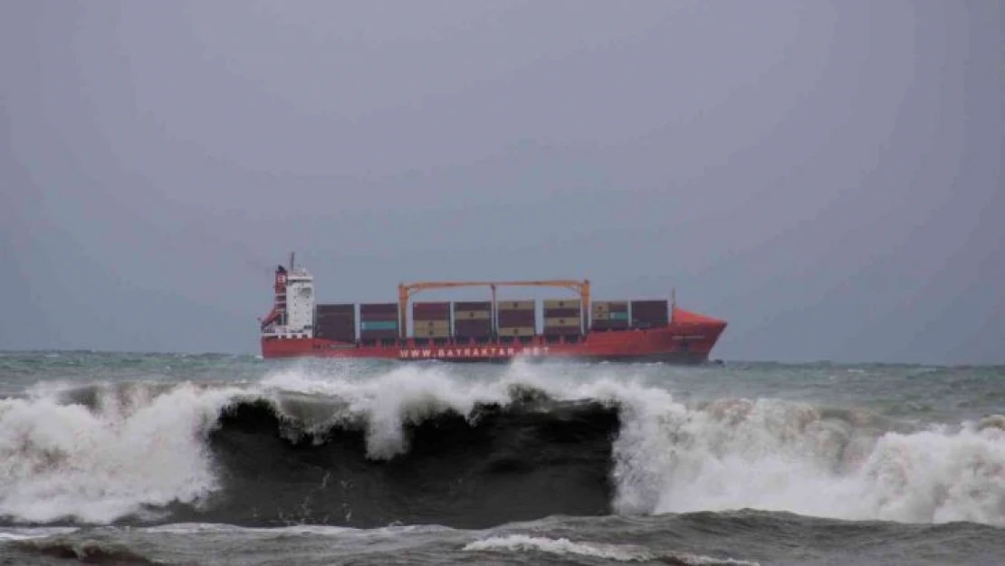 Karadeniz'de oluşan dev dalgalar sahil bölgesini yıkıp geçti