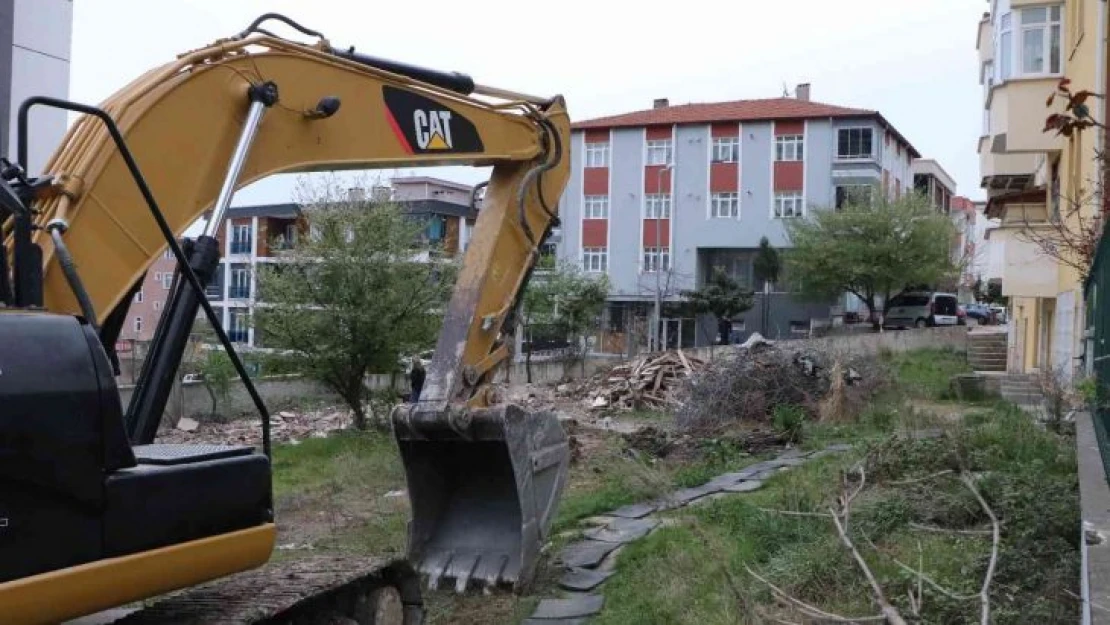 Karadeniz fıkrası gibi olay: Adresi karıştırdı, yanlış binayı yıktı