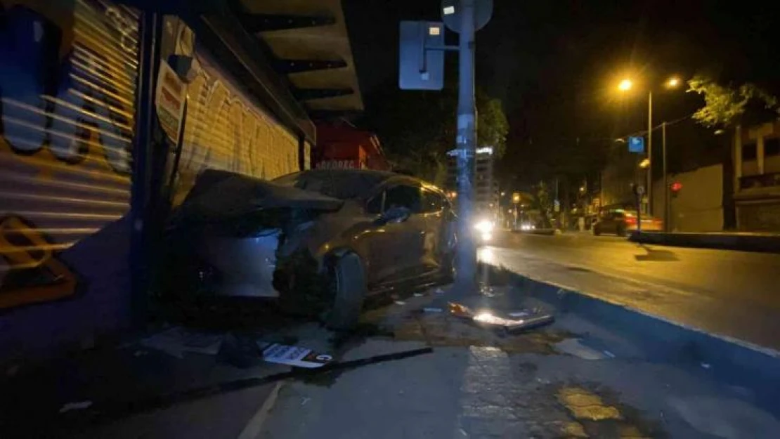 Karaköy'de kontrolden çıkan otomobil süratli şekilde sokak tabelasını ezip kepenge çarptı