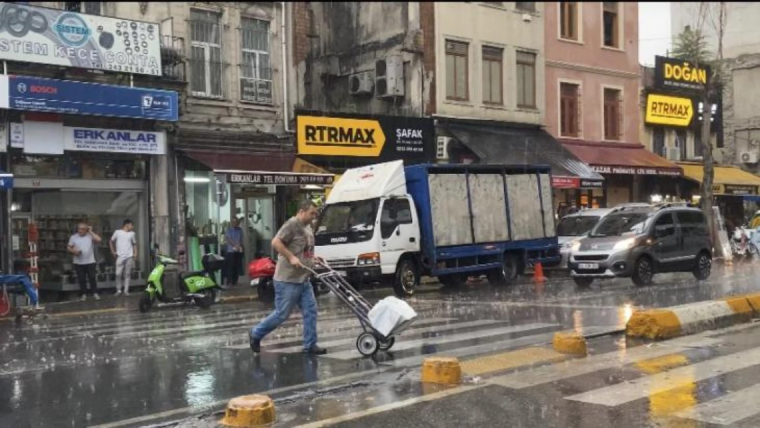 Karaköy'de sağanak yağış etkili oldu