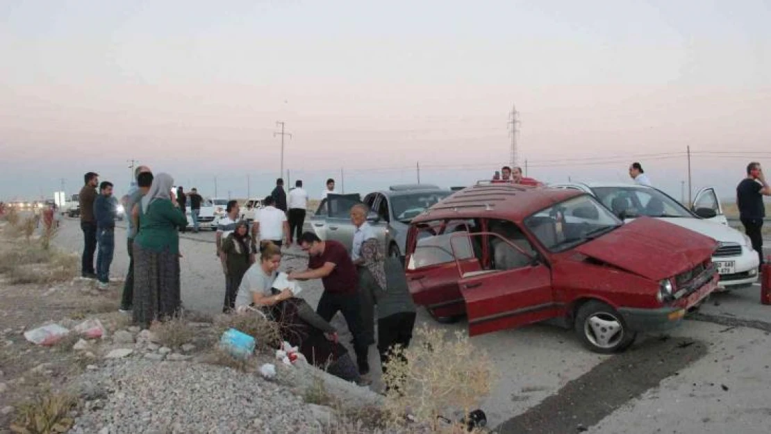 Karaman'da 4 araçlı zincirleme kaza: 4 yaralı