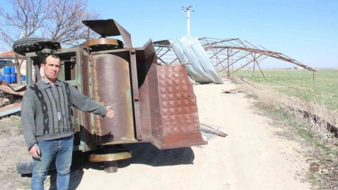 Karaman'da çıkan hortum tonlarca ağırlığındaki çatıyı uçurdu, patoz makinesini devirdi