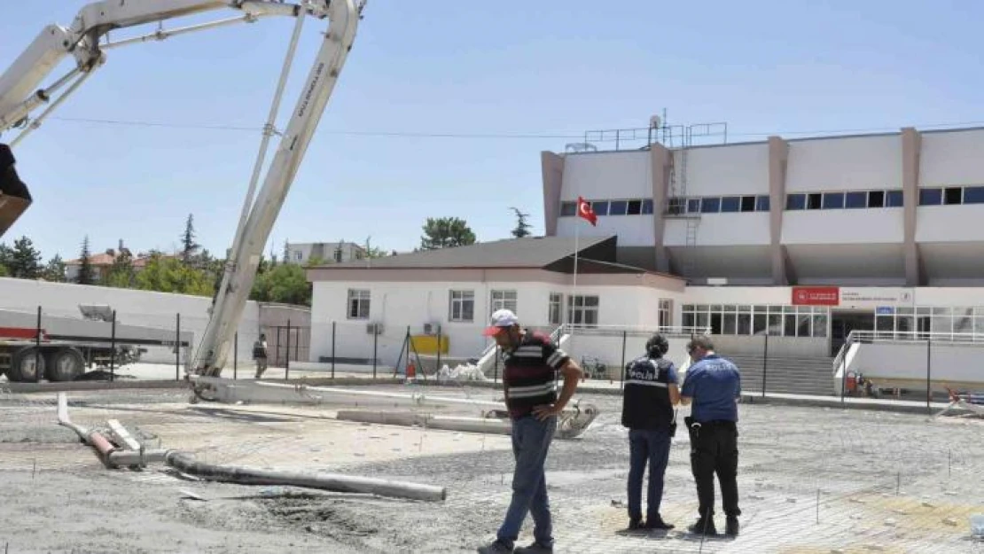 Karaman'da üzerine beton pompasının demir kolu düşen işçi ağır yaralandı