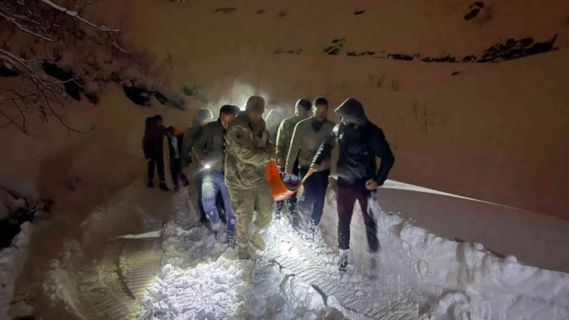 Kardan kapanan yolu aşarak hamile kadını hastaneye yetiştirdiler