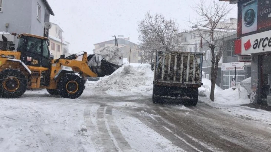 Karlıova'da kar, kamyonlarla taşınmaya devam ediyor