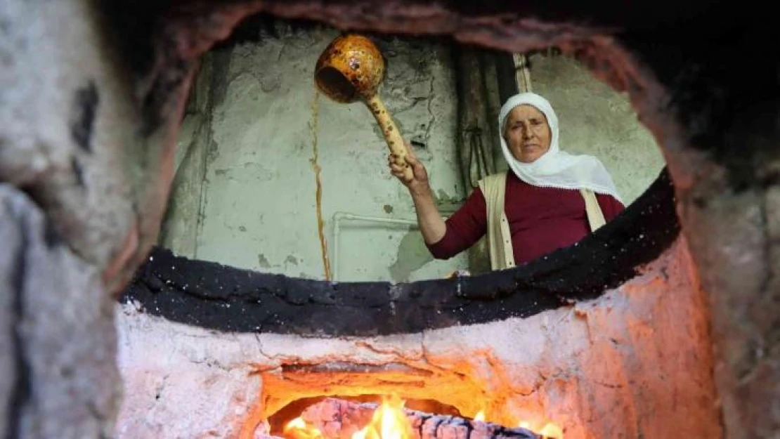 Karnavas'ta kazanlar dut pekmezi için kaynamaya başladı