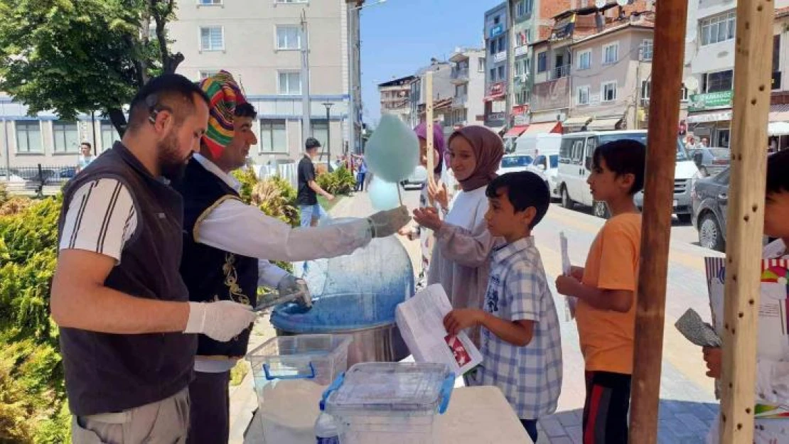 Karnesini getiren tüm öğrencilere dondurma ve pamuk şekeri