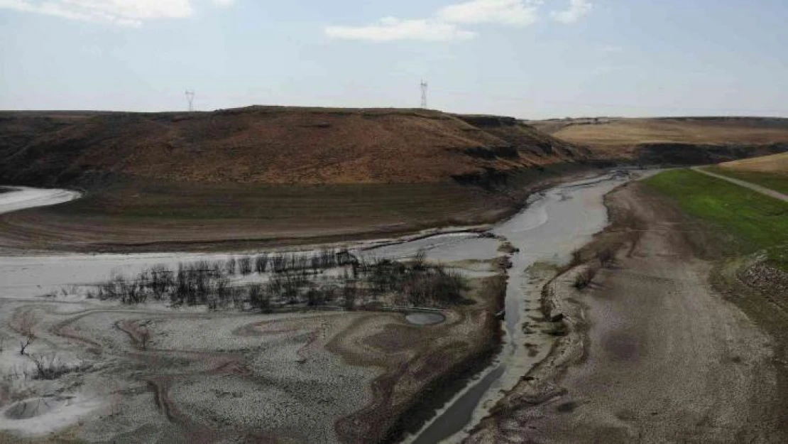 Kars'ta baraj gölü kurudu