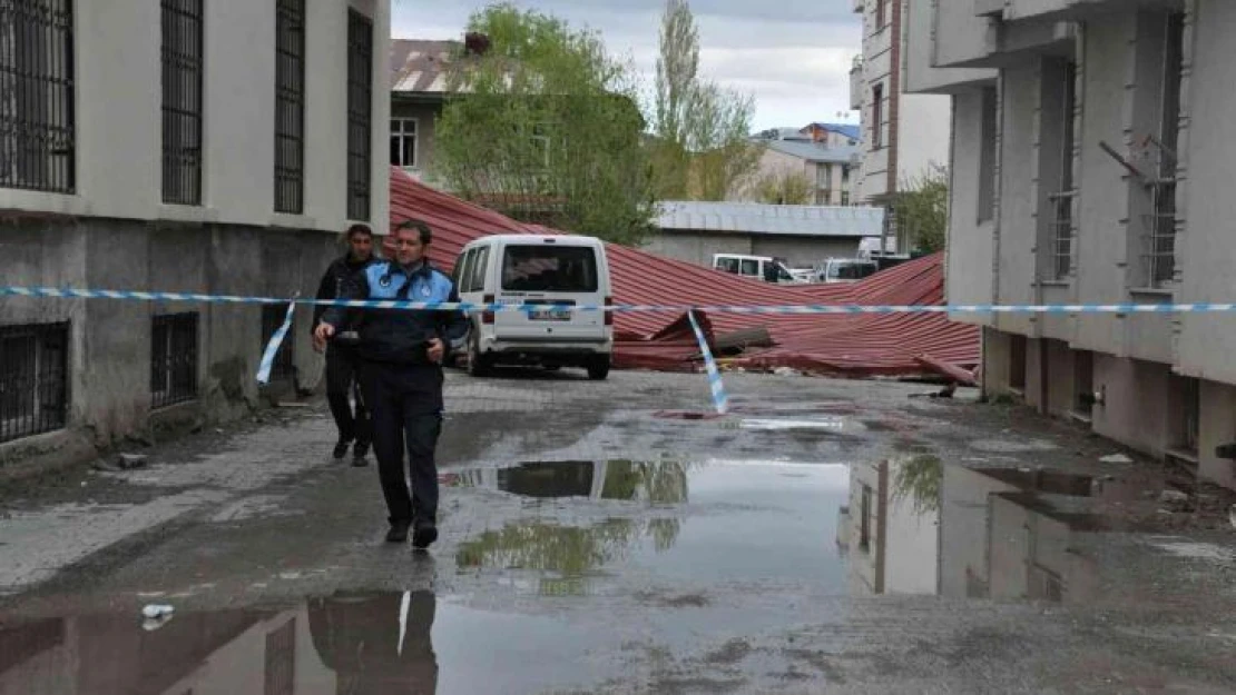 Kars'ta fırtına çatıları uçurdu