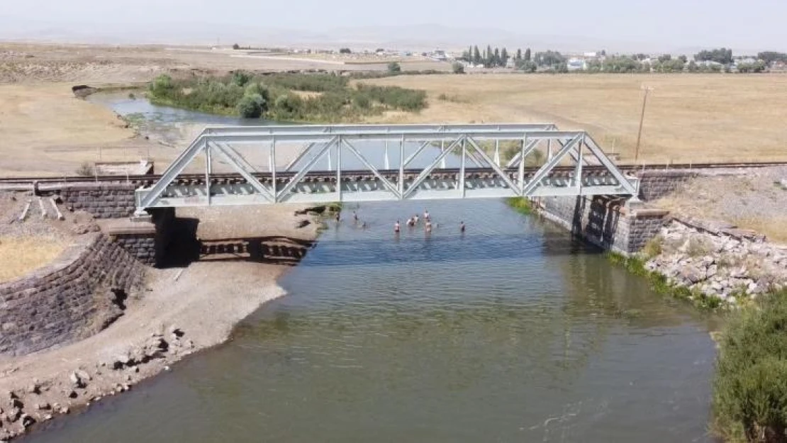 Kars'ta termometreler 35'i gördü, caddeler boş kaldı