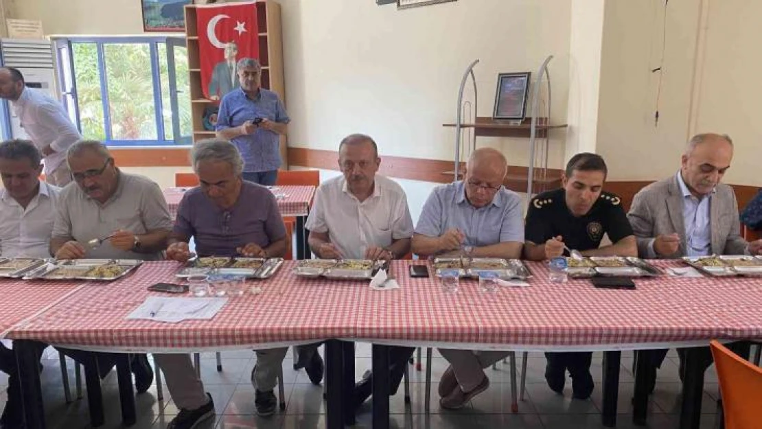 Kartal Cemevi'nde Muharrem ayı dolayısıyla vatandaşlara lokma dağıtıldı