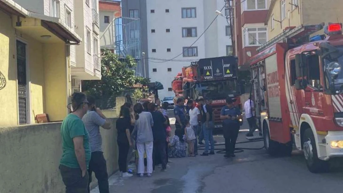 Kartal'da 4 katlı binanın giriş katında yangın çıktı: Ev sahibi fenalık geçirdi