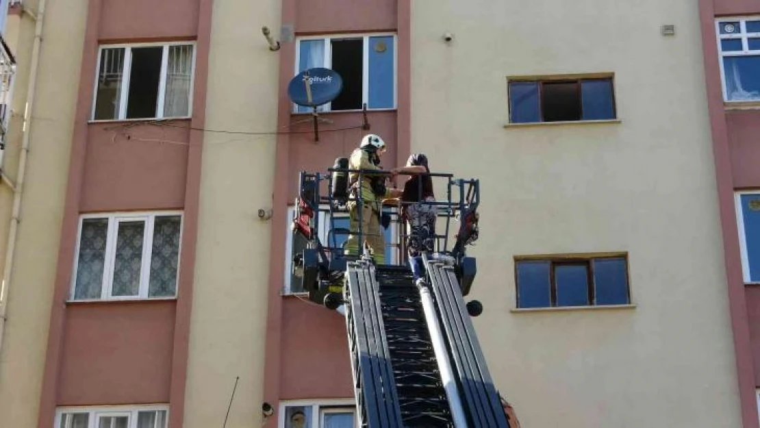 Kartal'da apartmanda korkutan yangın, mahsur kalan 3 kişi kurtarıldı