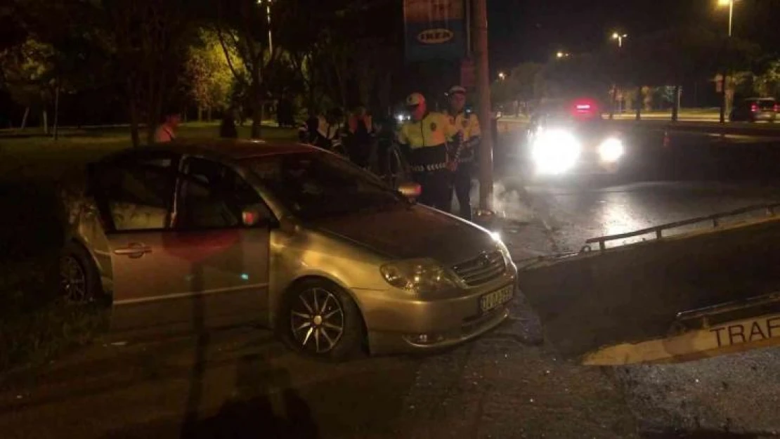 Kartal'da aydınlatma direğine çarpan otomobil kaldırıma çıktı: 2 yaralı