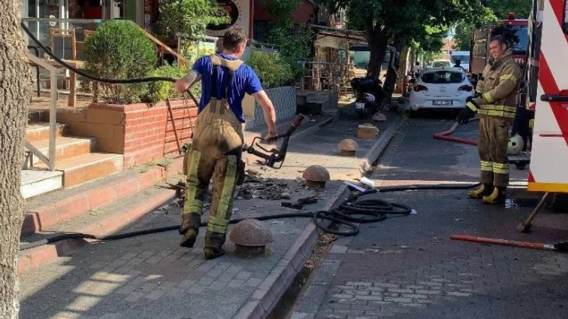 Kartal'da iş yerinin çatısı yandı, kısa süreli panik yaşandı