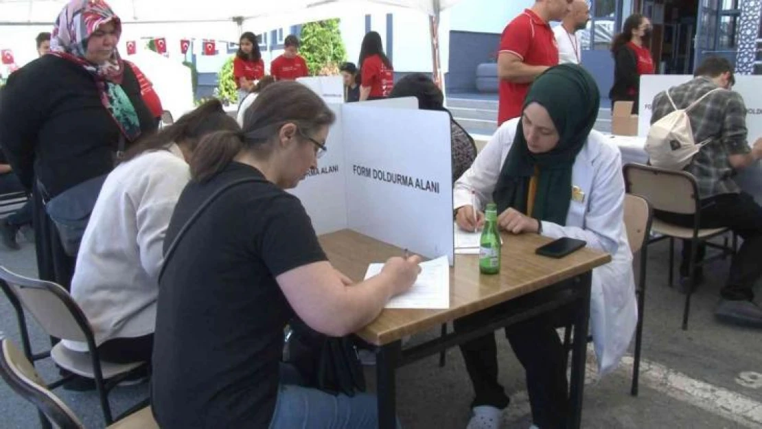 Kartal'da lise öğrencileri kan ve kök hücre bağış kampanyası düzenledi