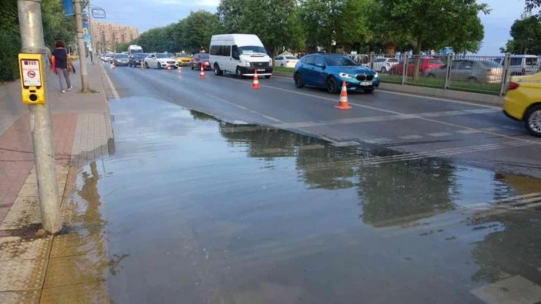 Kartal'da su borusu patladı, sahil yolu göle döndü