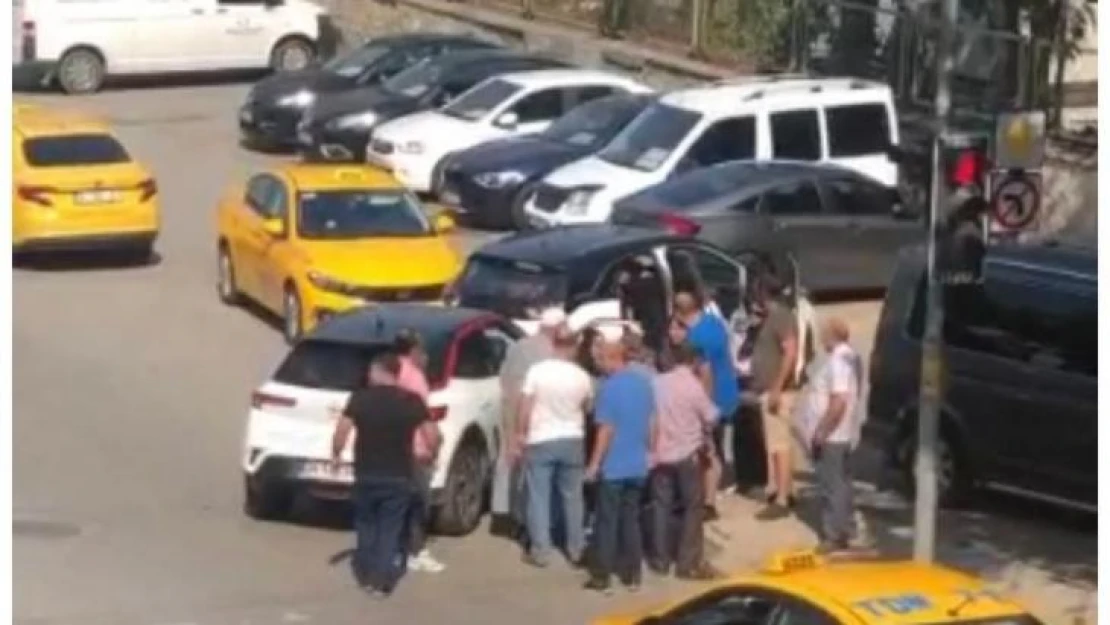 Kartal'da taksiciyle yabancı uyruklu sürücünün yol verme kavgası kamerada