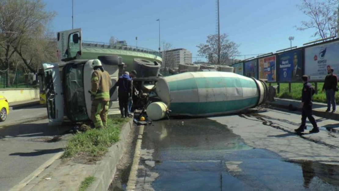 Kartal'da virajı alamayan beton mikseri yola devrildi