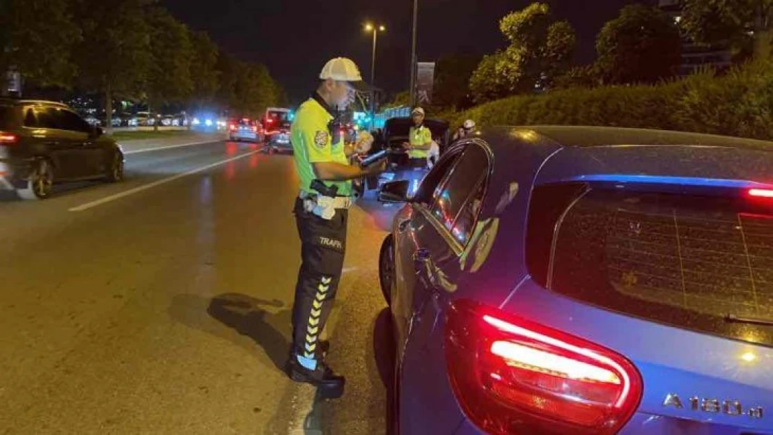 Kartal sahil yolundaki trafik denetiminde sürücülere ceza yağdı