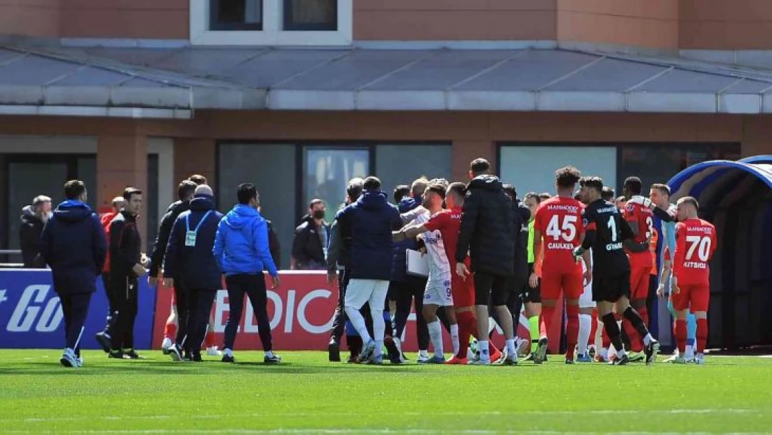 Kasımpaşa-Gaziantep FK maçının devre arasında tartışma çıktı