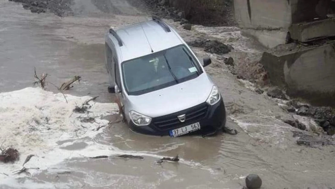 Kastamonu'da 14 köyü birbirine bağlayan köprü selde yıkıldı