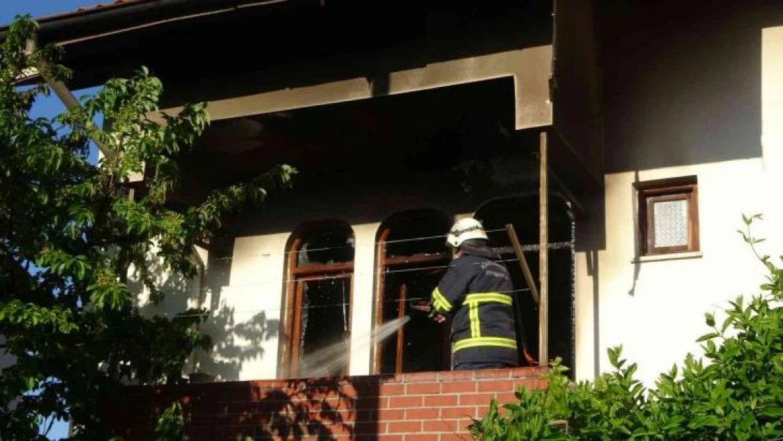 Kastamonu'da çıkan yangında 2 katlı ev kullanılamaz hale geldi