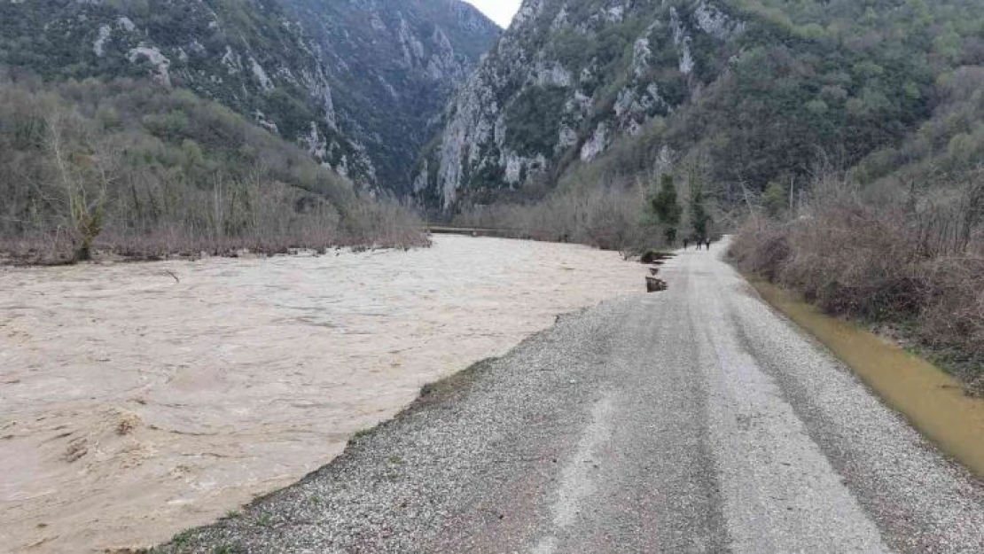 Kastamonu'da çöken yol trafiğe kapatıldı