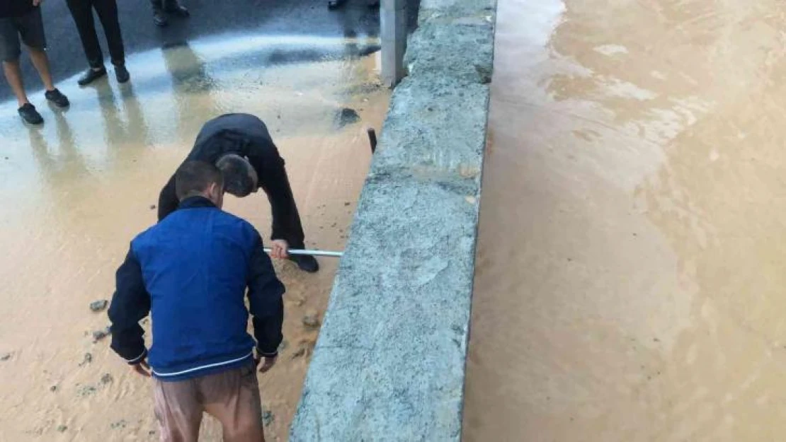 Kastamonu'da fırtınadan araçların üzerine çatı uçtu, 3 kişi yaralandı