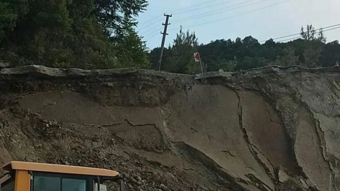 Kastamonu'da heyelan 7 köyü birbirine bağlayan grup yolunu kapattı