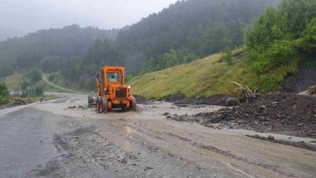 Kastamonu'da heyelan nedeniyle yollar trafiğe kapatıldı