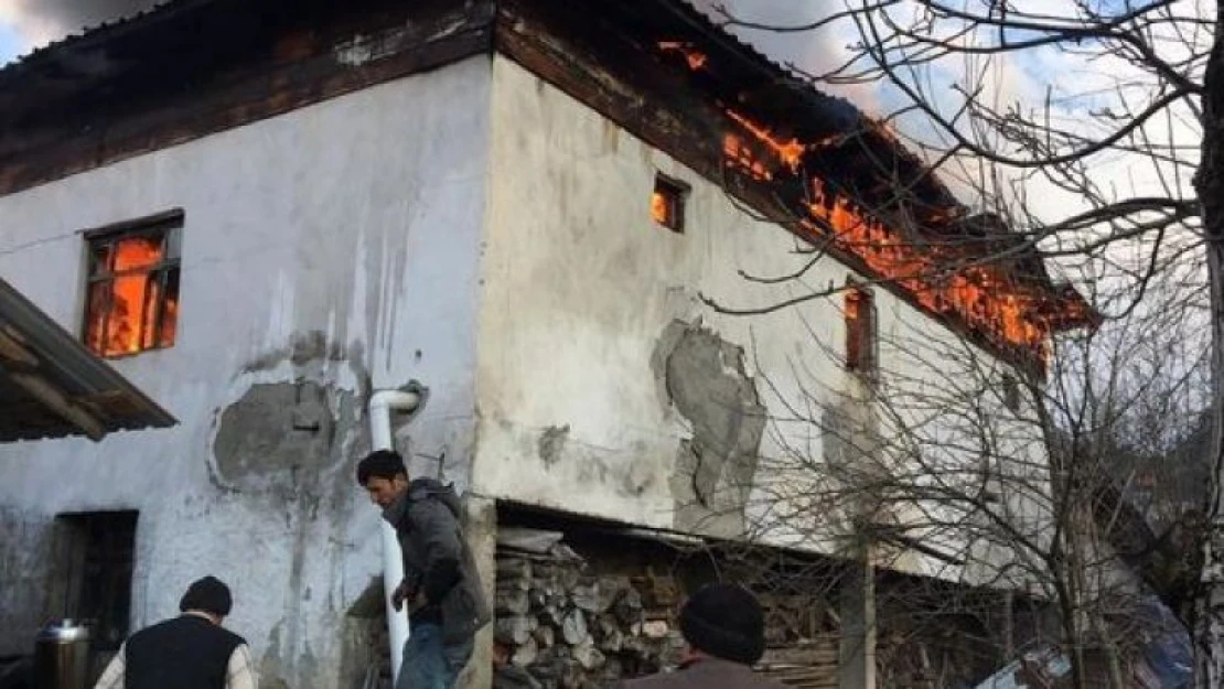 Kastamonu'da iki katlı evde korkutan yangın