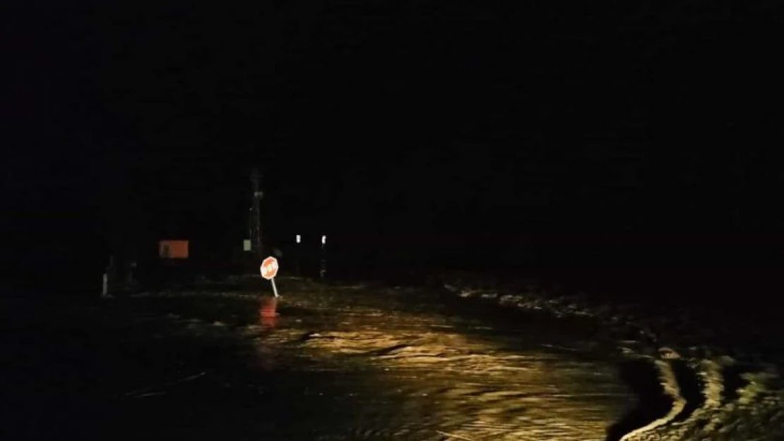 Kastamonu'da sağanak yağış sonrası dereler taştı, yol sularla kaplandı