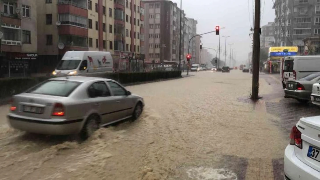 Kastamonu'da şiddetli sağanak: Sokaklar göle döndü