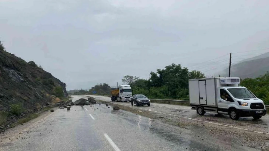 Kastamonu'da yağışlar nedeniyle yola kaya parçaları döküldü