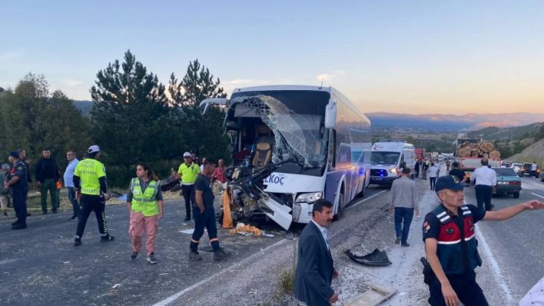 Kastamonu'da yolcu otobüsü ile traktör çarpıştı: Ölü ve yaralılar var