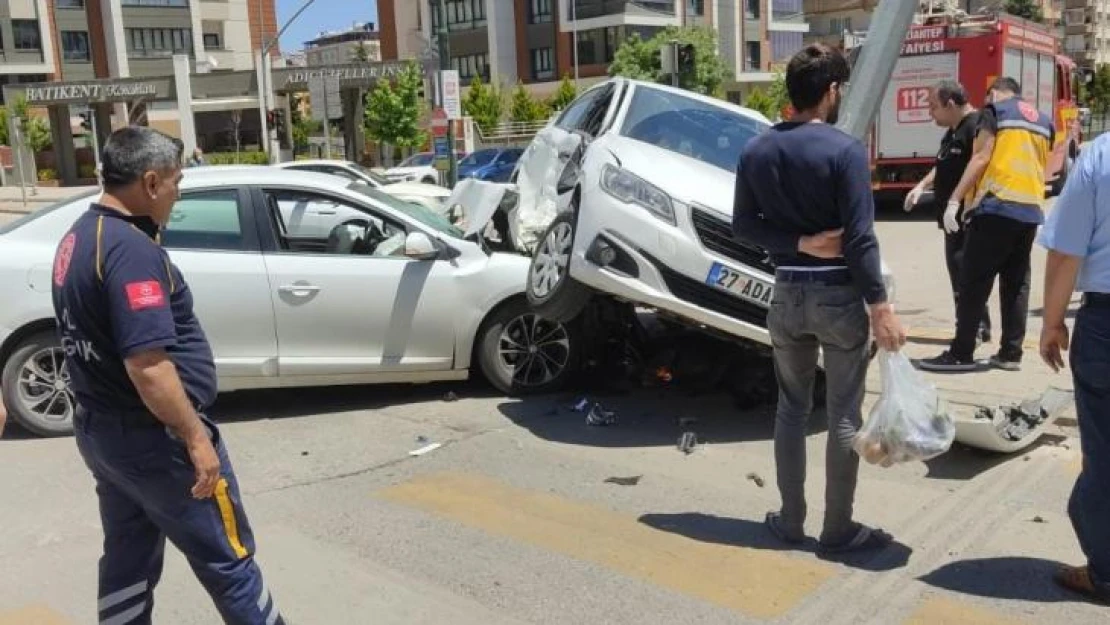 Kavşakta çarpışan otomobillerin sürücüleri yaralandı