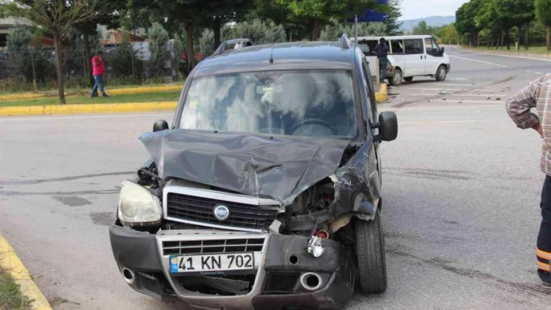 Kavşakta minibüs ile hafif ticari araç çarpıştı