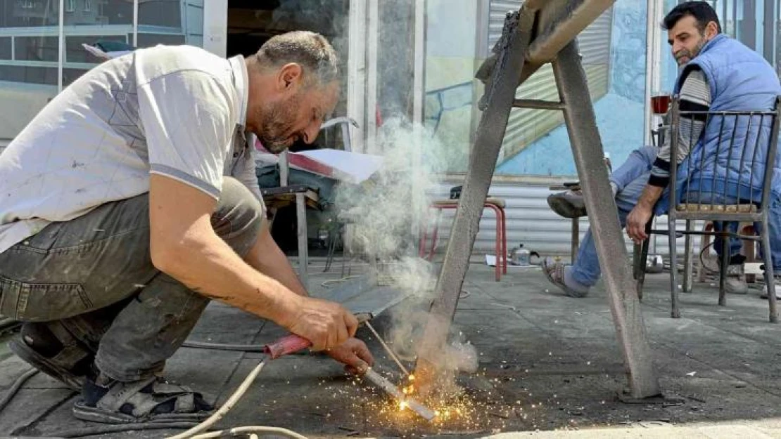 Kavurucu sıcaklarda demir doğrayarak mesleğini sürdürüyor