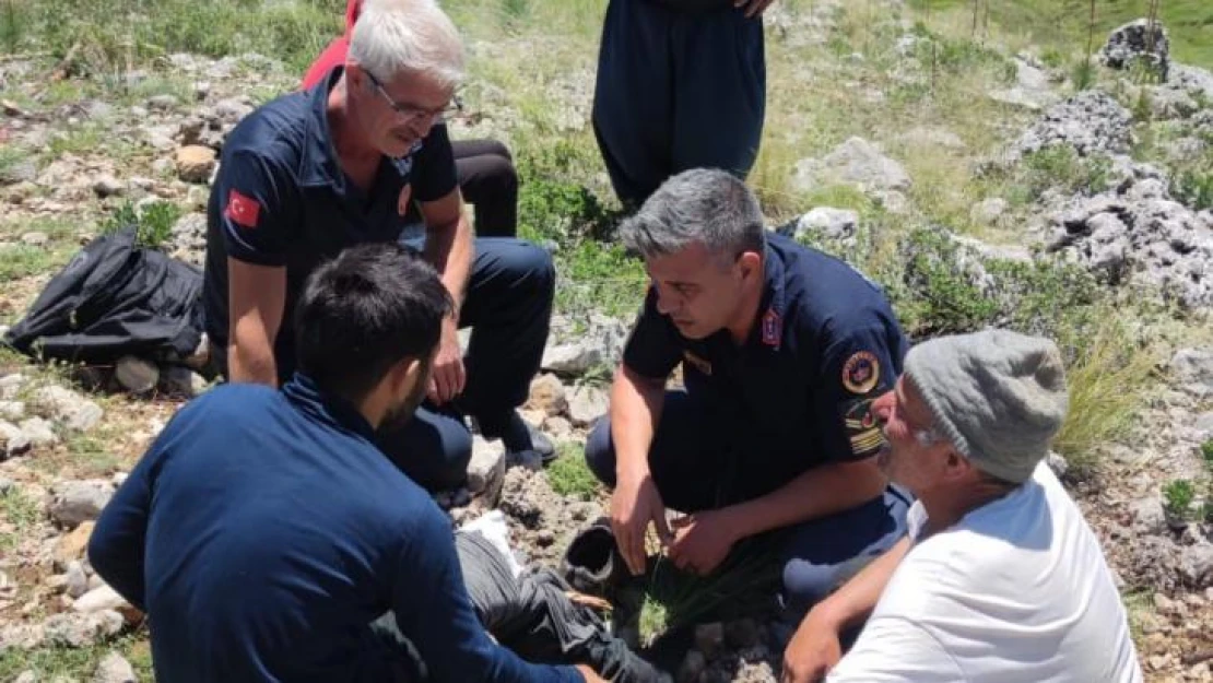 Kayalıklardan düşen vatandaşı kurtarmak için seferber oldular